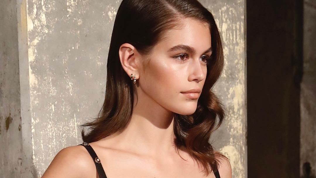 Кайя Гербер примерила маленькое черное платье на красной дорожке: волшебные фото Кайя Гербер примерила маленькое черное платье на красной дорожке: волшебные фото