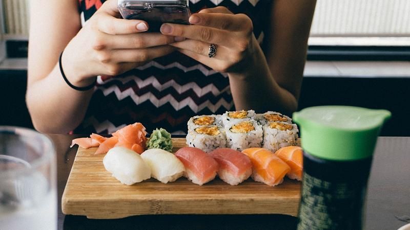 Як правильно їсти суші: інструкція від японського шеф-кухаря
