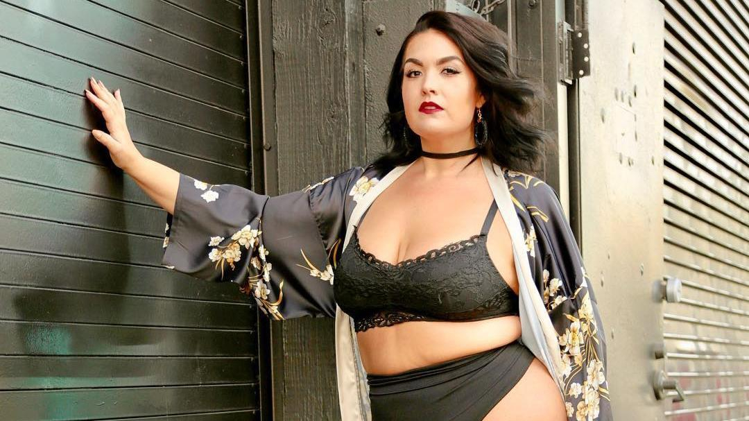 Пышнотелая модель повторила обнаженную фотосессию Кардашян: курьезное фото 18+