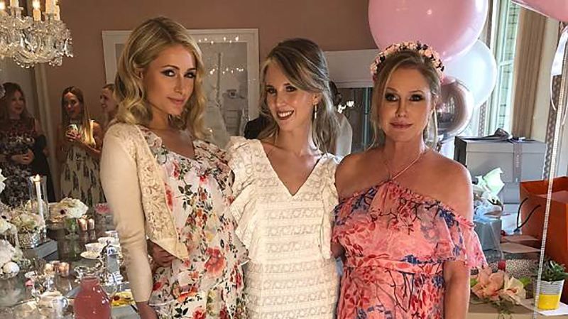 Періс Хілтон засвітила стильне вбрання на дівич-вечорі: яскраві фото Періс Хілтон засвітила стильне вбрання на дівич-вечорі: яскраві фото