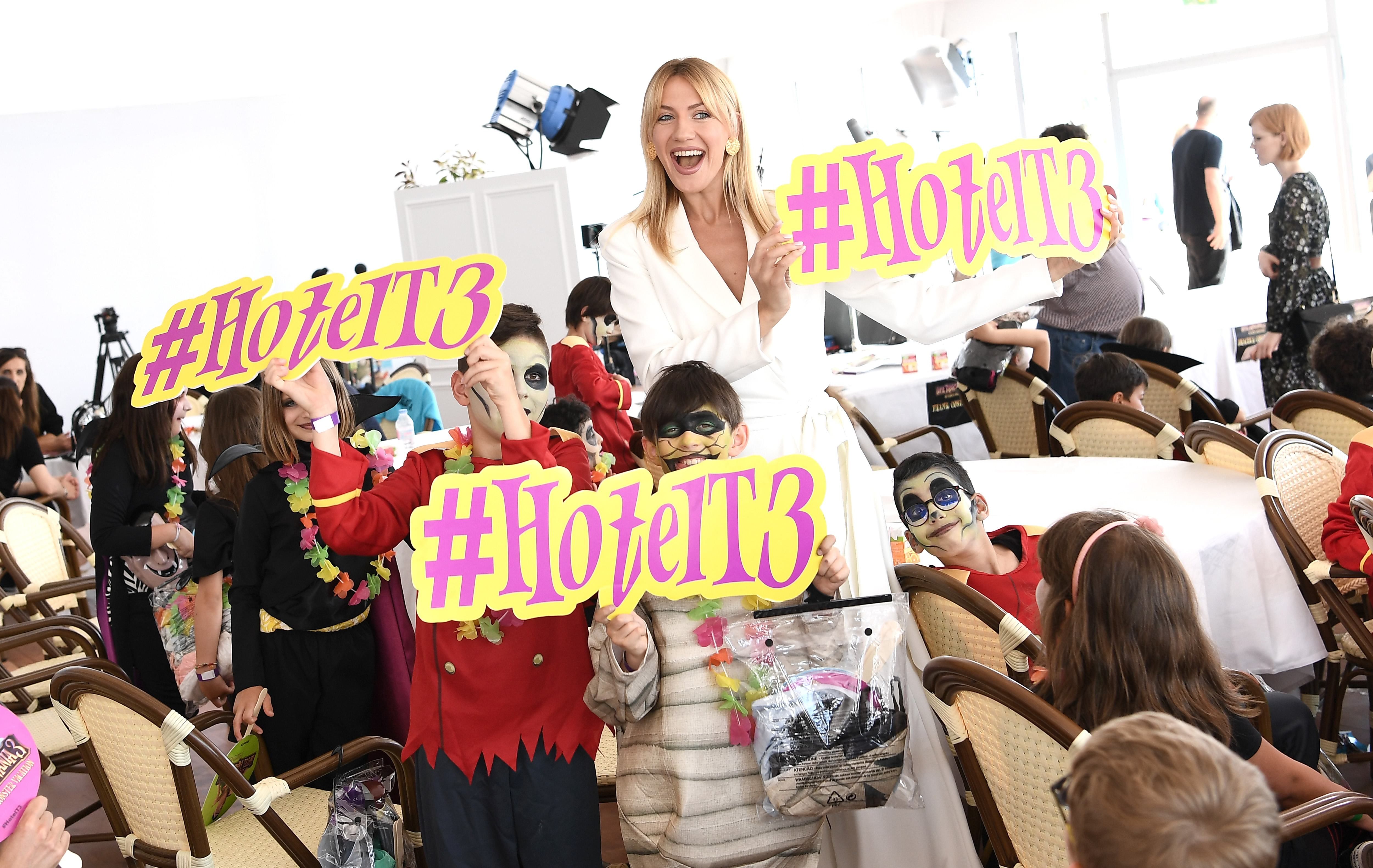 Українська ведуча Леся Нікітюк дебютувала на Каннському кінофестивалі: яскраві фото Українська ведуча Леся Нікітюк дебютувала на Каннському кінофестивалі: яскраві фото