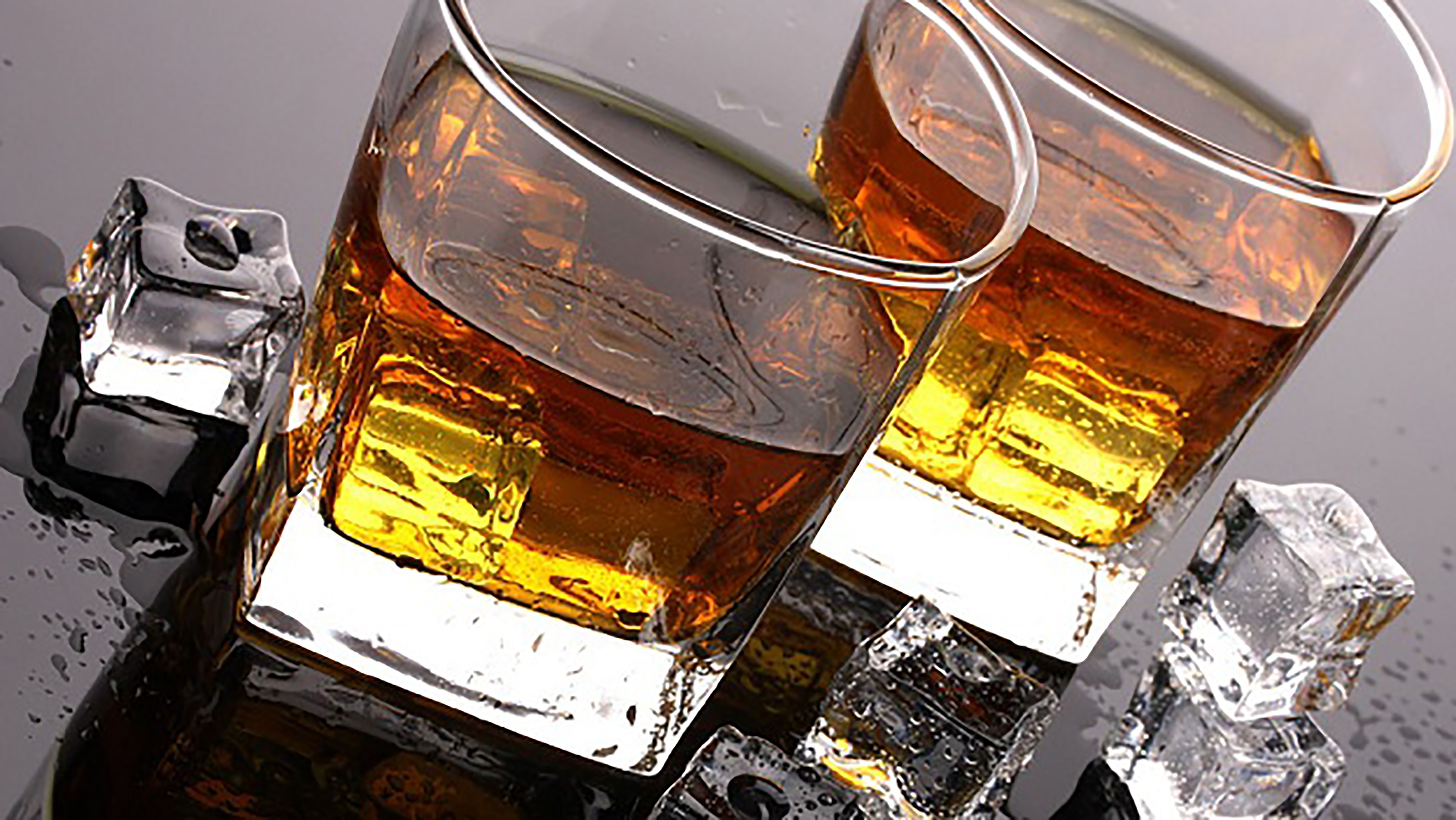 Ученые объяснили, почему виски нужно пить со льдом