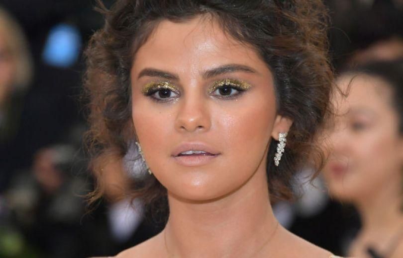 В сети смеются над неудачным макияжем Селены Гомес на Met Gala: курьезные мемы В сети смеются над неудачным макияжем Селены Гомес на Met Gala: курьезные мемы