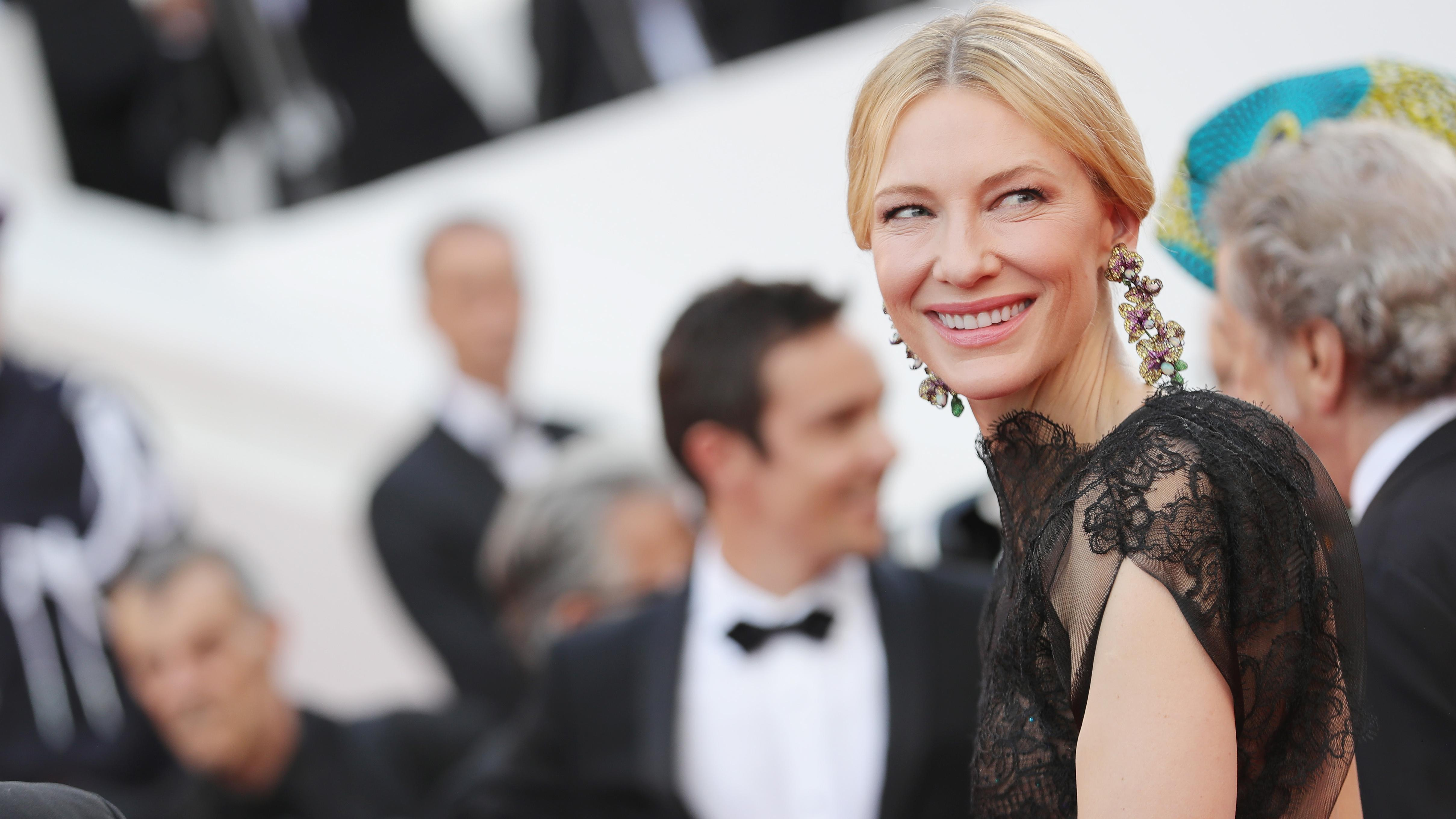 Стартовал Каннский кинофестиваль 2018: первые фото звезд с красной дорожки