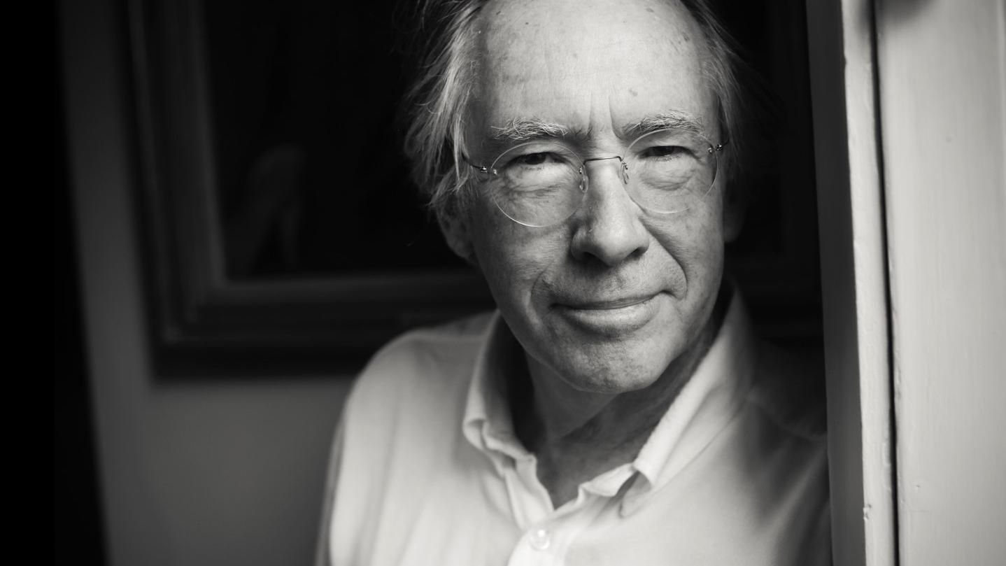 Британський письменник розповів, як допоміг написати сину есе і той отримав "трійку" Британський письменник розповів, як допоміг написати сину есе і той отримав "трійку"