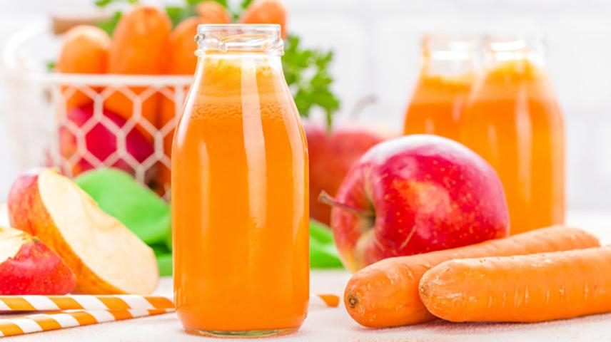 Напиток жаркого дня: морковно-яблочный смузи с бананом и имбирем