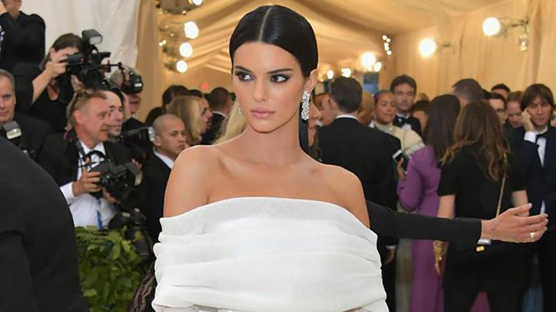Кендалл Дженнер подвинула охранника во время фотосессии на Met Gala: видео