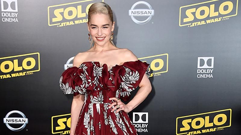 Актриса Эмилия Кларк появилась в роскошном платье на кинопремьере: фото Актриса Эмилия Кларк появилась в роскошном платье на кинопремьере: фото