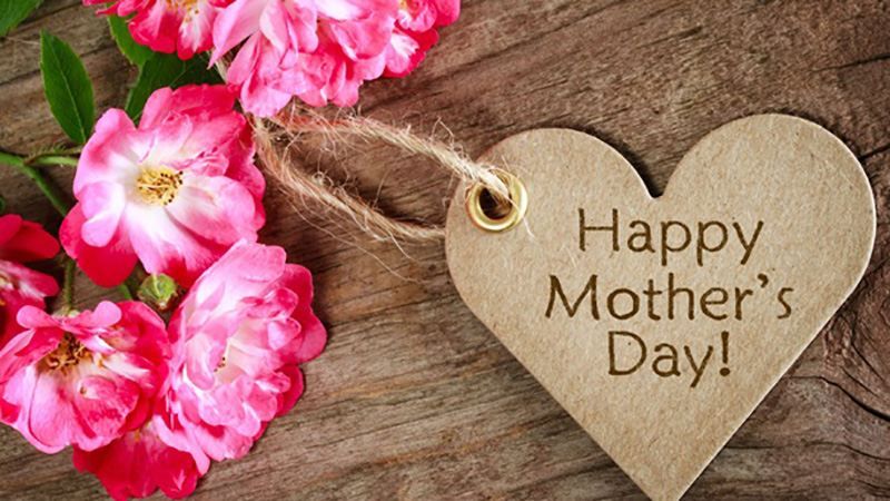 Архивные снимки и чувственные сообщения: как знаменитости поздравили родных на День матери Архивные снимки и чувственные сообщения: как знаменитости поздравили родных на День матери