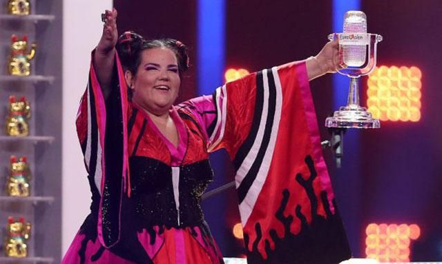 Победительнице Евровидения 2018 Нетти вручили новый хрустальный микрофон: известна причина