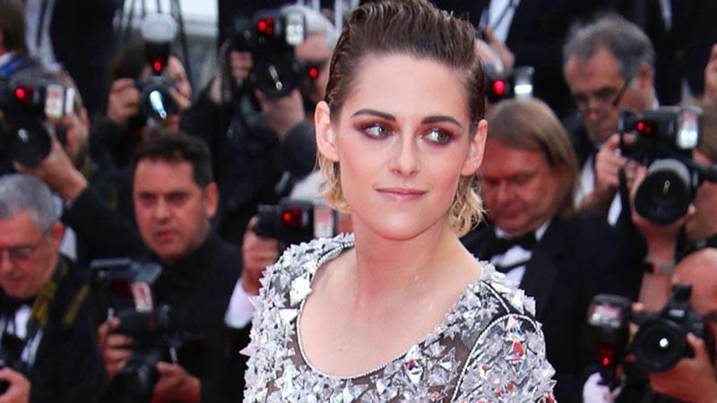 Актриса Кристен Стюарт избавилась от обуви на красной дорожке в Каннах: курьезные фото