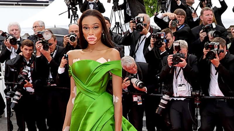 Модель Вінні Харлоу засвітила яскраву сукню на Каннському фестивалі: розкішні фото
