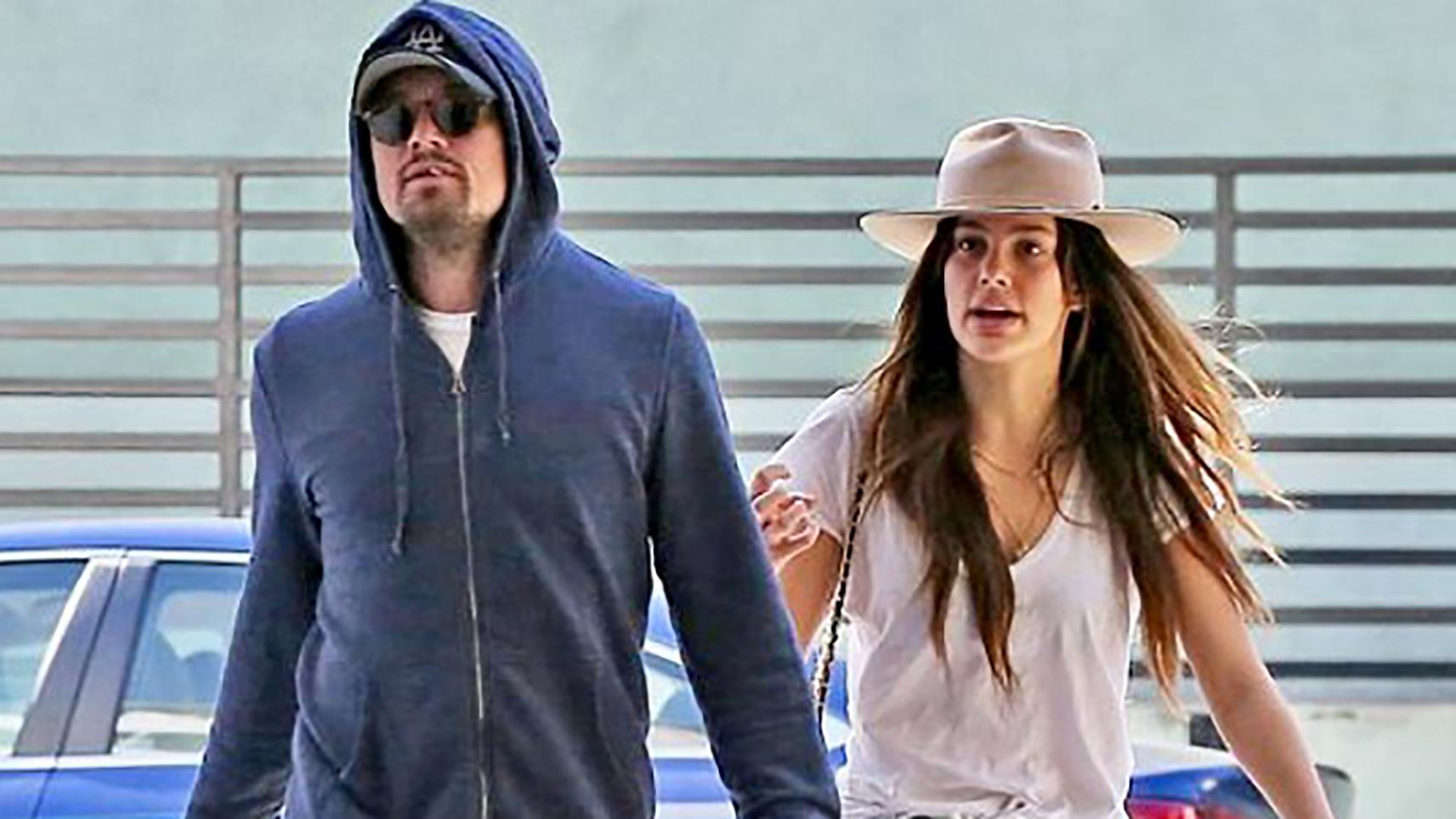 Леонарда Ди Каприо прогулялся по Нью-Йорку со своей новой девушкой: фото