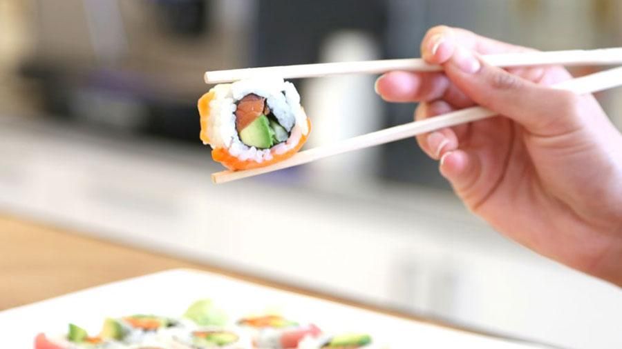 Как есть палочками для суши: видео - инструкция