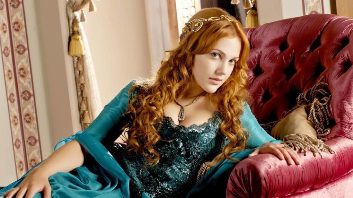 Зірку "Величного століття" розкритикували через невдалу пластику обличчя: фотопорівняння Зірку "Величного століття" розкритикували через невдалу пластику обличчя: фотопорівняння