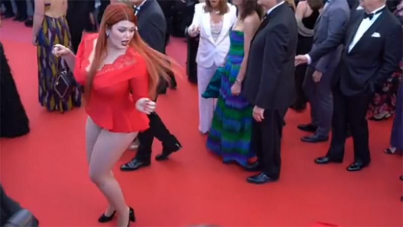 Російська модель оголилась на Каннському фестивалі: курйозне відео