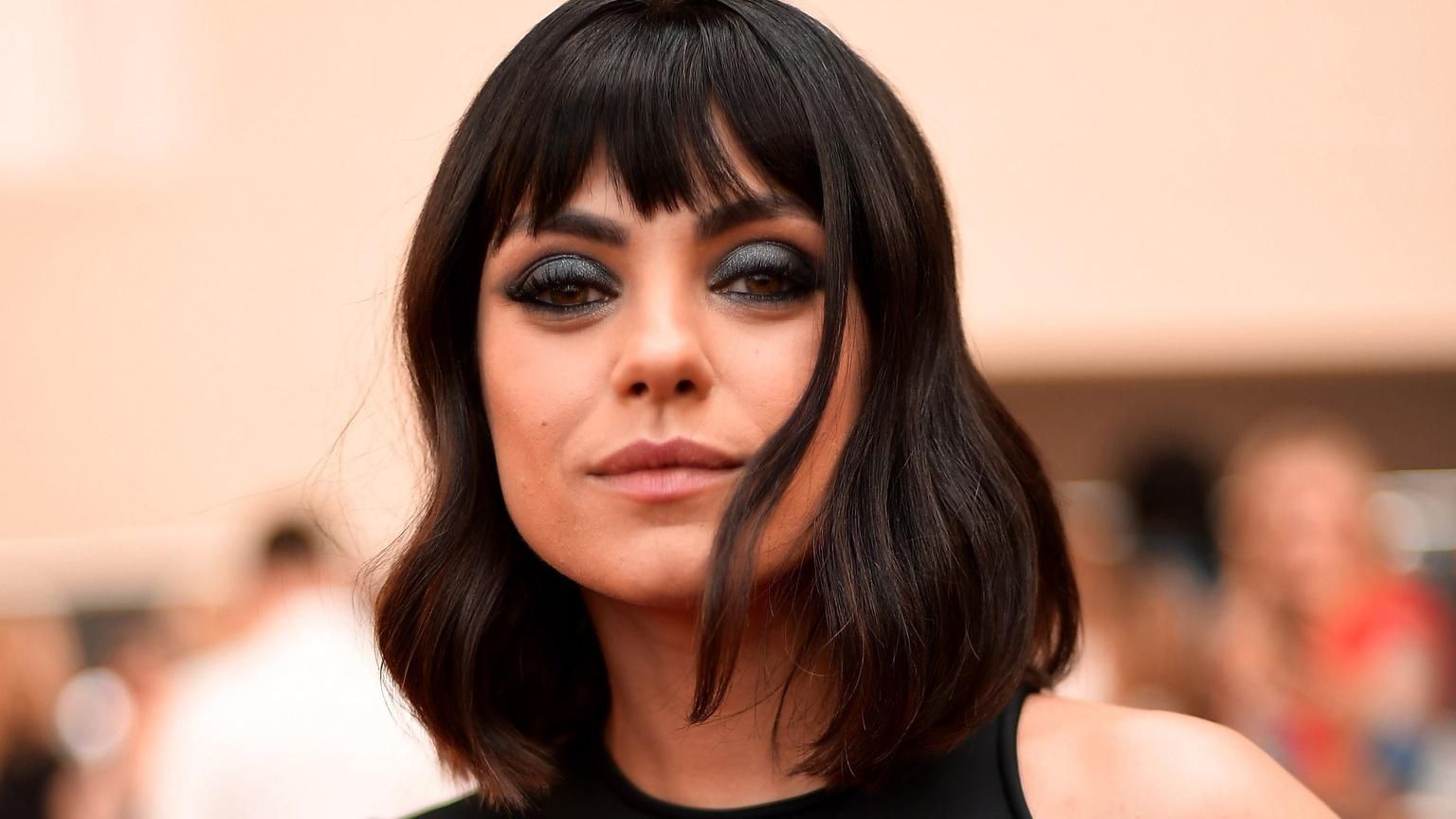 Мила Кунис очаровала новой прической на красной дорожке: фото Мила Кунис очаровала новой прической на красной дорожке: фото