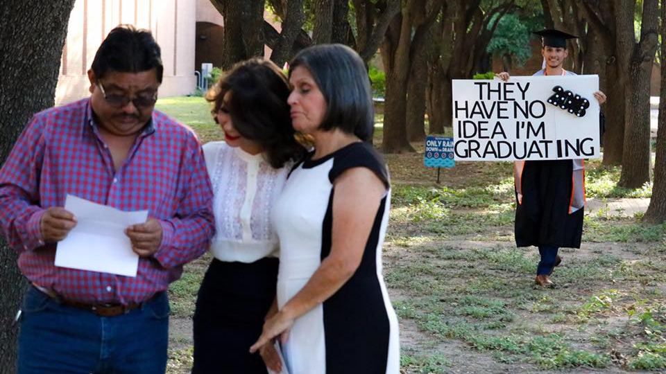 Парень тяжелыми усилиями получил образование и сделал сюрприз родителям: трогательное видео Парень тяжелыми усилиями получил образование и сделал сюрприз родителям: трогательное видео