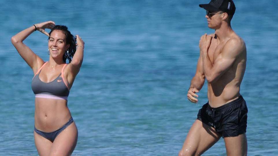 Криштиану Роналду с любимой отдохнули на Ибице: нежные поцелуи и веселье в море Криштиану Роналду с любимой отдохнули на Ибице: нежные поцелуи и веселье в море