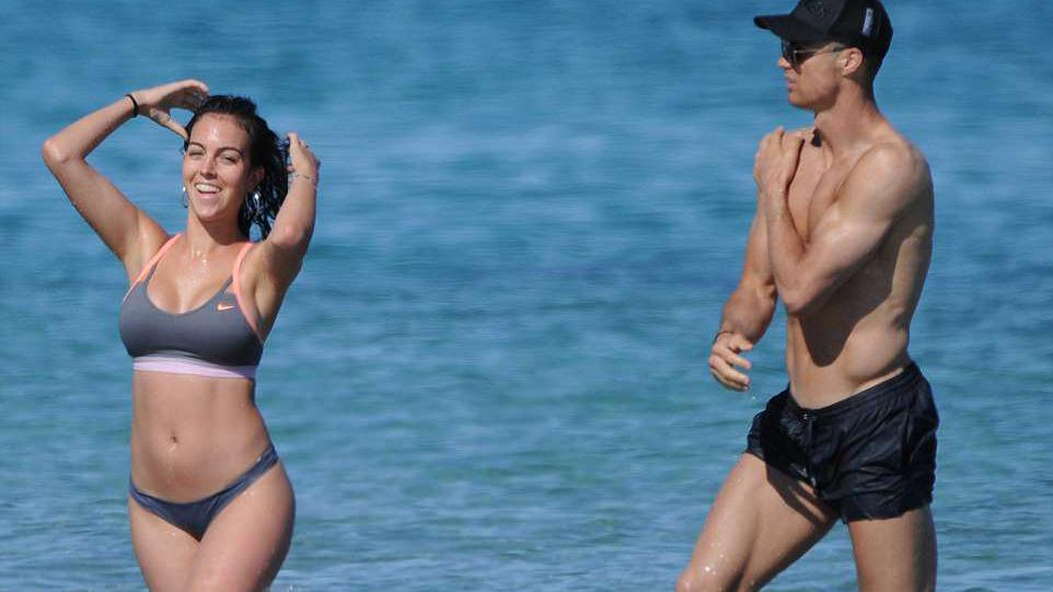 Криштиану Роналду с любимой отдохнули на Ибице: нежные поцелуи и веселье в море