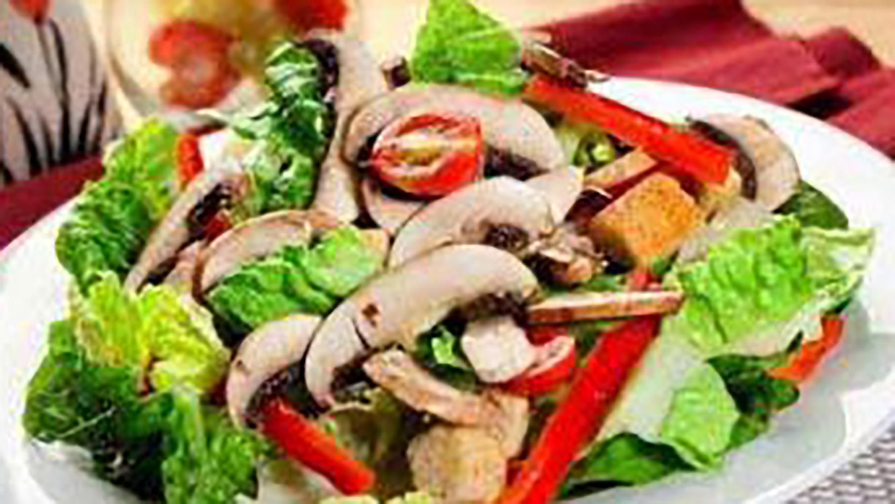 Смачний рецепт овочевого салату зі смаженими грибами