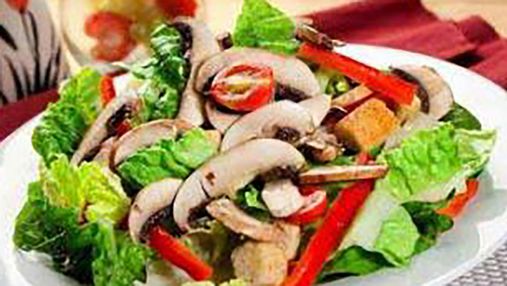 Вкусный рецепт овощного салата с жареными грибами