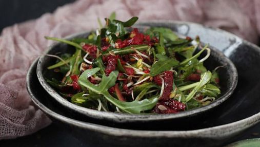 Рецепт весеннего диетического салата из рукколы и свеклы