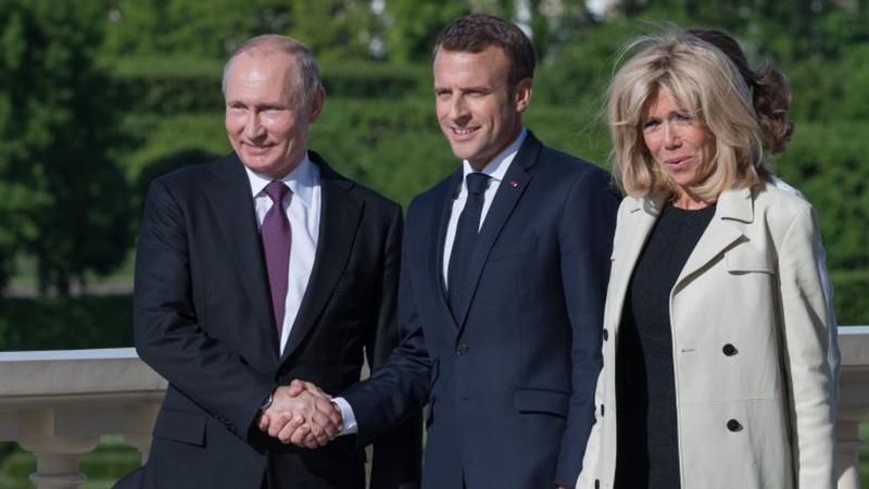 Бриджит Макрон выбрала очаровательный образ для встречи с Владимиром Путиным: фото Бриджит Макрон выбрала очаровательный образ для встречи с Владимиром Путиным: фото