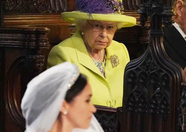 Психолог объяснила яростный взгляд Елизаветы II на свадьбе принца Гарри и Меган Маркл