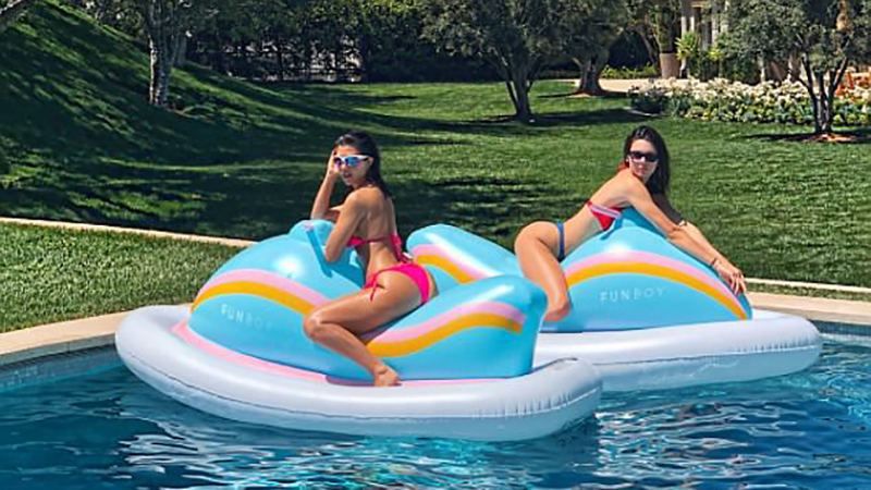 Гарячі сестри Кардашян показали звабливі фігури біля басейну: фото Гарячі сестри Кардашян показали звабливі фігури біля басейну: фото