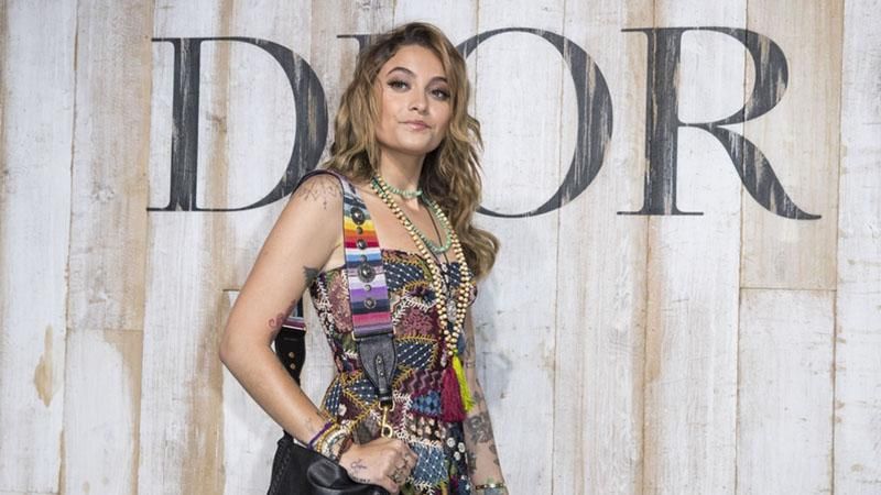 Звездная золушка: Пэрис Джексон сбежала с модного показа без обуви Звездная золушка: Пэрис Джексон сбежала с модного показа без обуви