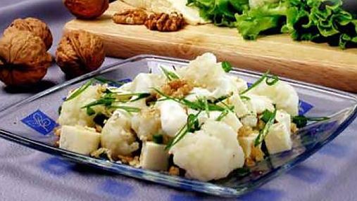 Вкусный рецепт салата из цветной капусты и орехов