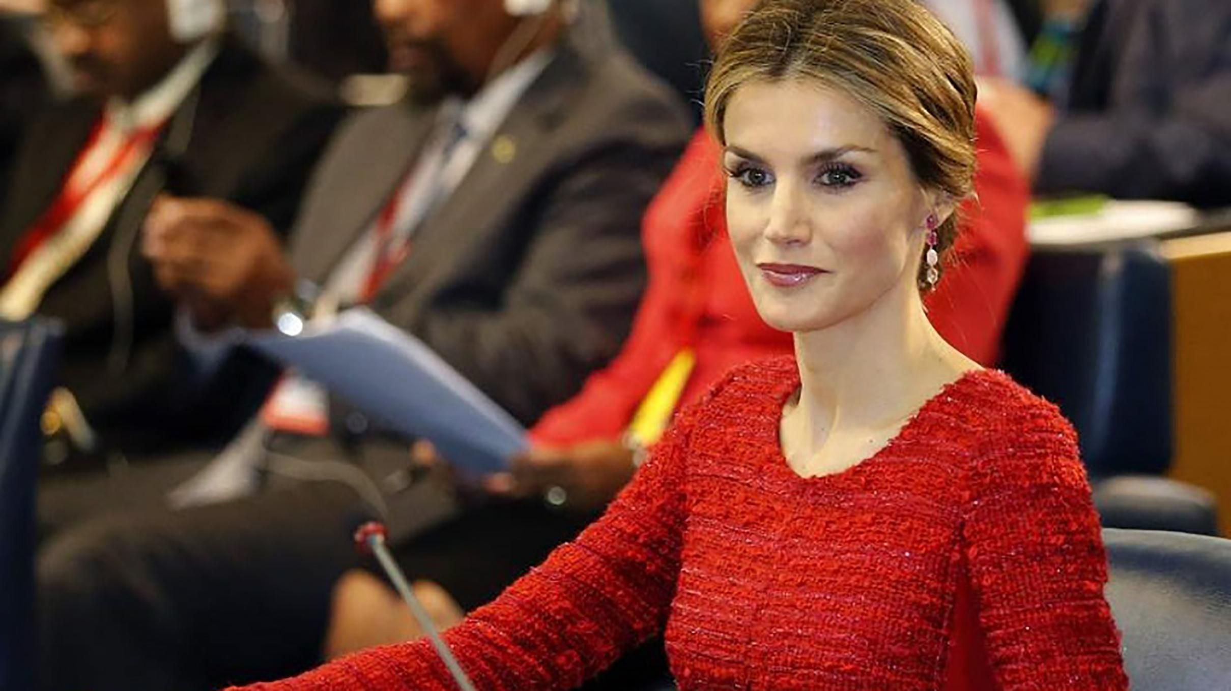 Королева Испании пришла на официальное мероприятие в кожаных брюках Королева Испании пришла на официальное мероприятие в кожаных брюках