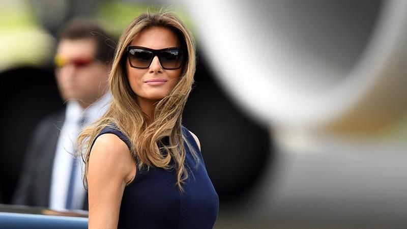 Вперше після операції Меланія Трамп звернулась до журналістів: деталі Вперше після операції Меланія Трамп звернулась до журналістів: деталі