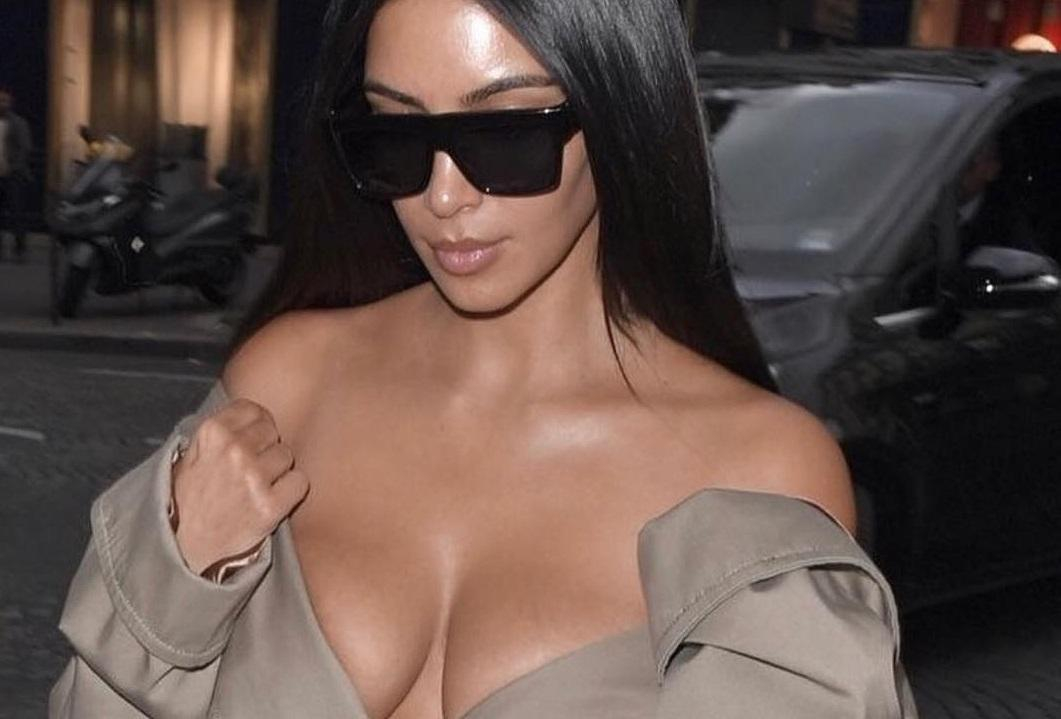 Ким Кардашян продемонстрировала соблазнительную фигуру в прозрачном платье: фото (18+)