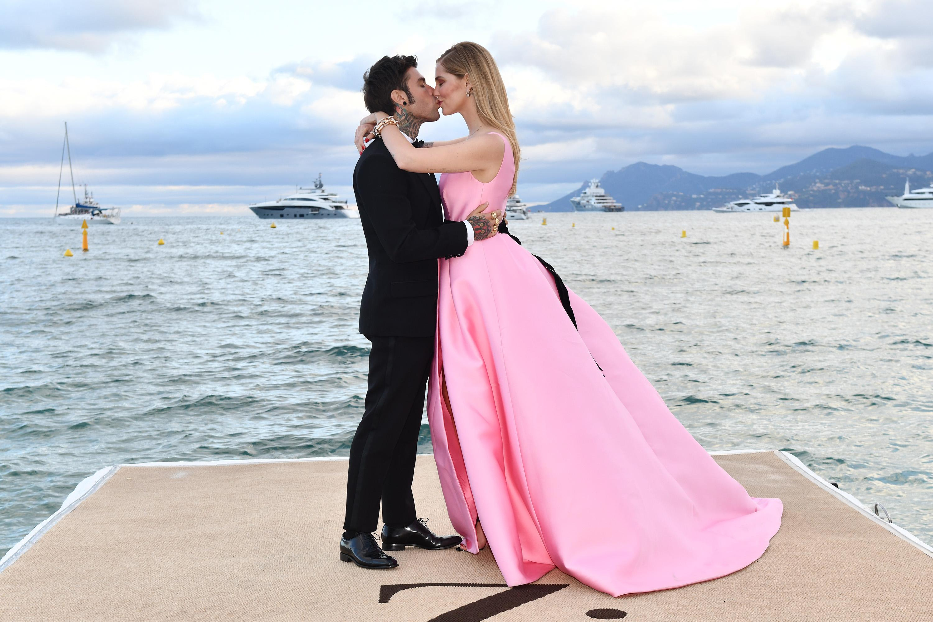 Как воспитывает младенца звездная пара Fedez и Кьяра Ферраньи: фото