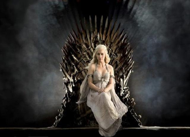 Эмилия Кларк и Джейсон Момоа изобразили "грязные танцы" на троне из "Игры престолов"