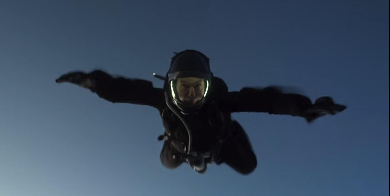 Сумасбродный Том Круз прыгнул с парашютом с рекордной высоты ради фильма: видео