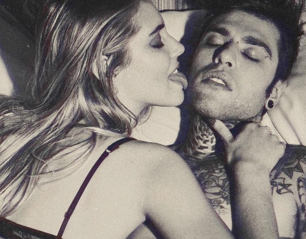 Зіркові К'яра Ферраньї і Fedez знялися в еротичній фотосесії:18+ Зіркові К'яра Ферраньї і Fedez знялися в еротичній фотосесії:18+