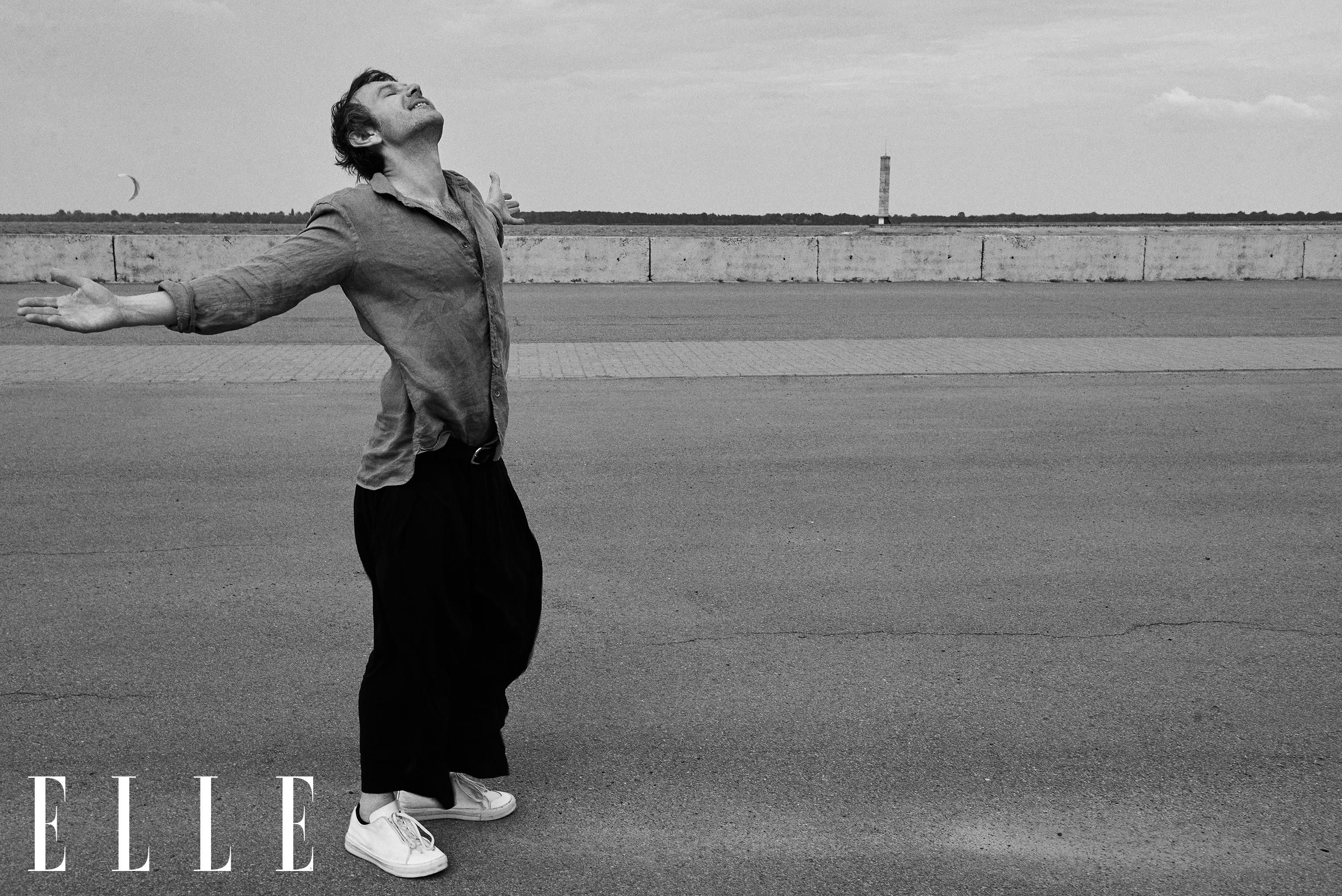 Святослав Вакарчук знявся у загадковій чорно-білій фотосесії Святослав Вакарчук знявся у загадковій чорно-білій фотосесії