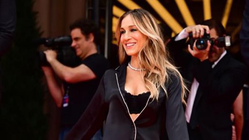 53-річна Сара Джесіка Паркер позувала перед фотографами у піжамі: фото 53-річна Сара Джесіка Паркер позувала перед фотографами у піжамі: фото