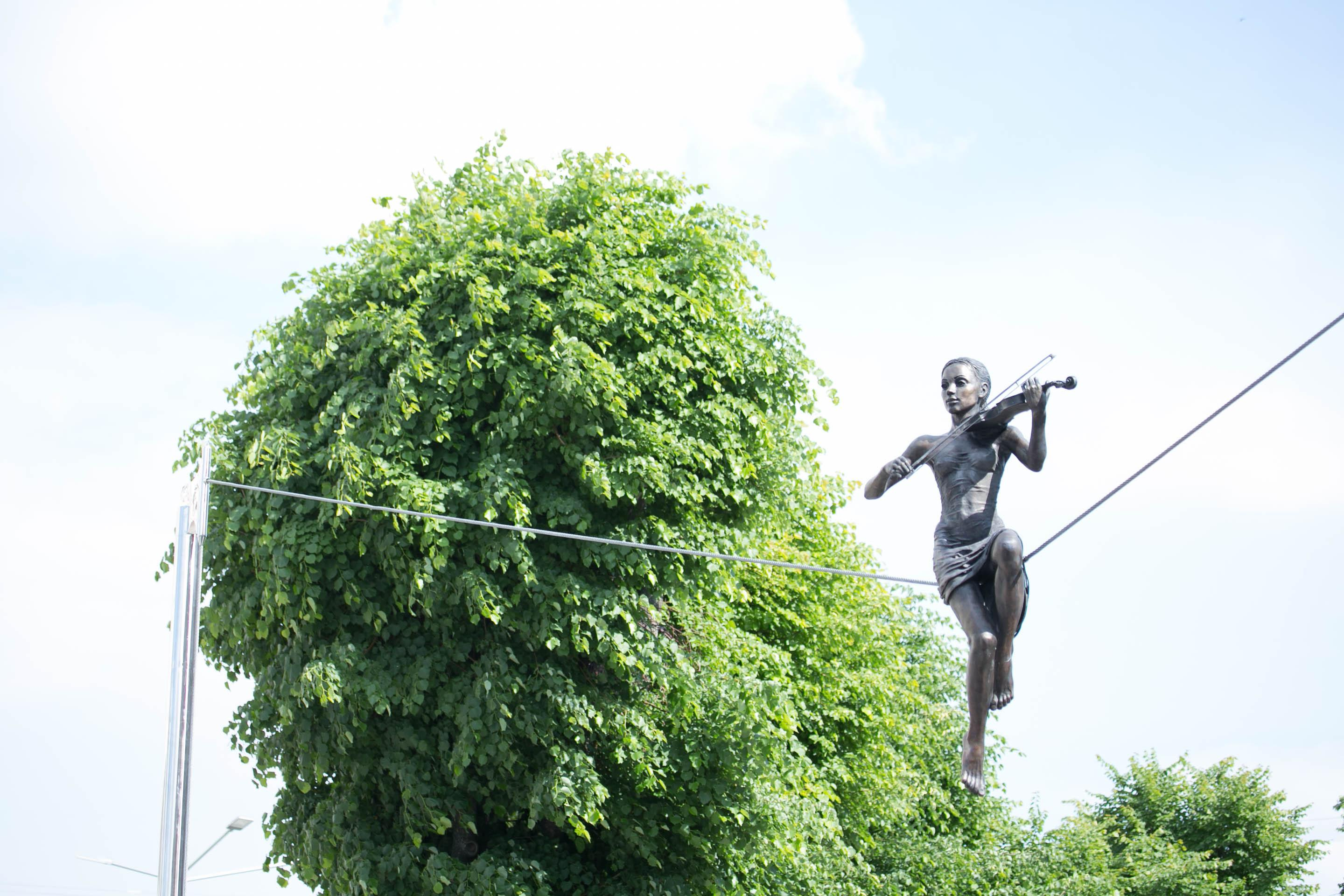 ТОП-10 впечатляющих скульптур-иллюзий