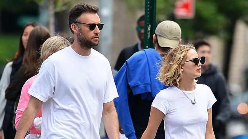 Дженніфер Лоуренс у незручному взутті сходила на побачення з новим бойфрендом: фото Дженніфер Лоуренс у незручному взутті сходила на побачення з новим бойфрендом: фото