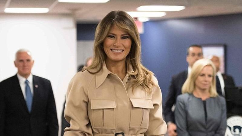 Волшебная Мелания Трамп засветила стильный наряд во время брифинга: фото
