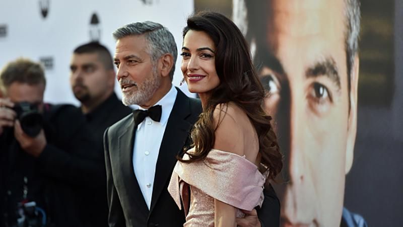 Джордж Клуні та Амаль зачарували ніжними поцілунками на кінопремії: фото