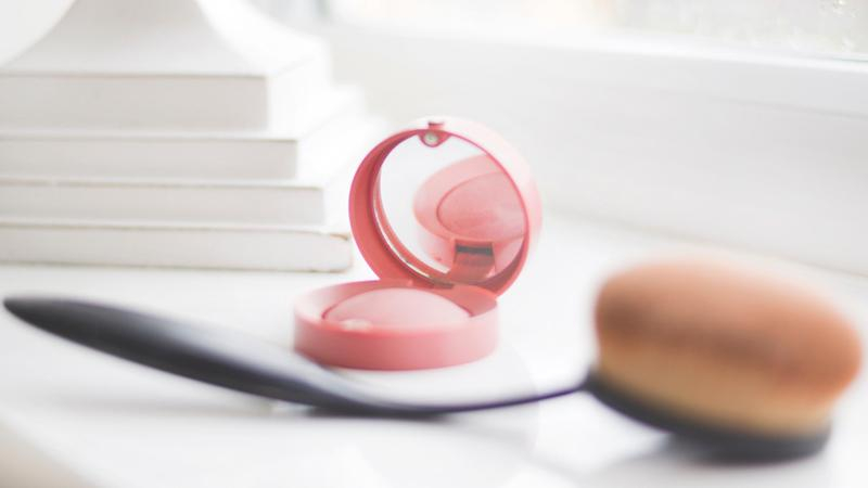 Какая косметика будет полезной на рабочем столе