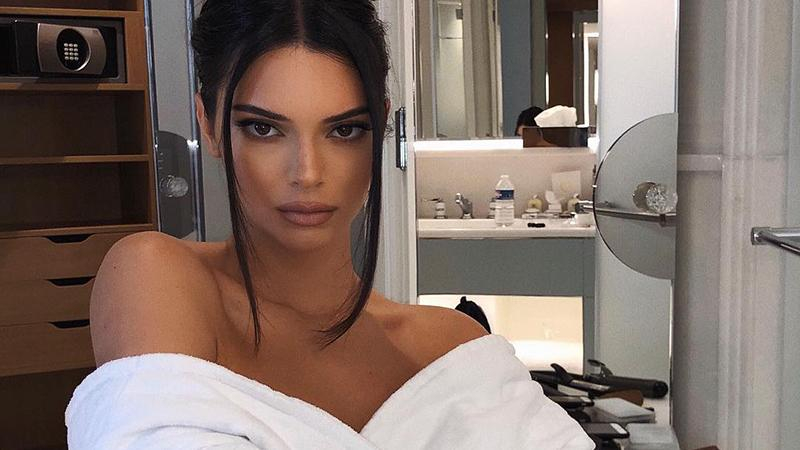 Кендалл Дженнер обнажила грудь на фото в Instagram