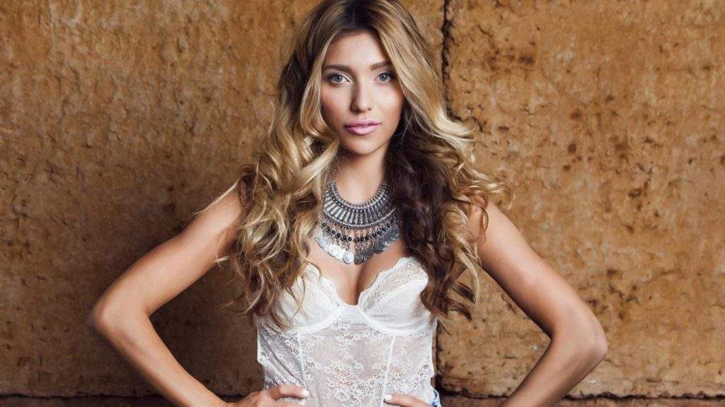 Регіна Тодоренко засвітила округлий живіт на премії у Москві: з'явились фото Регіна Тодоренко засвітила округлий живіт на премії у Москві: з'явились фото