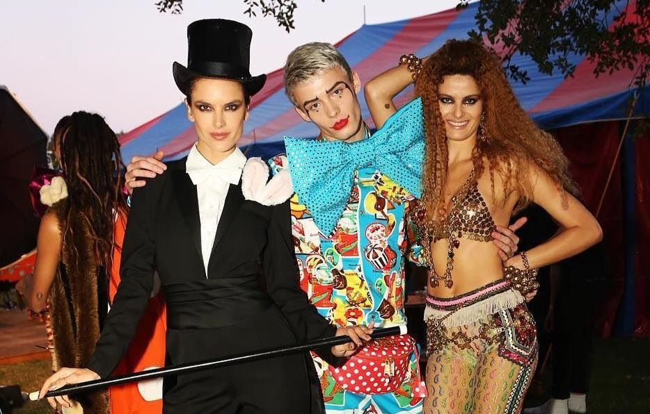 "Цирковой" показ Moschino Resort 2019: Алессандра Амброзио поразила в образе фокусника: фото