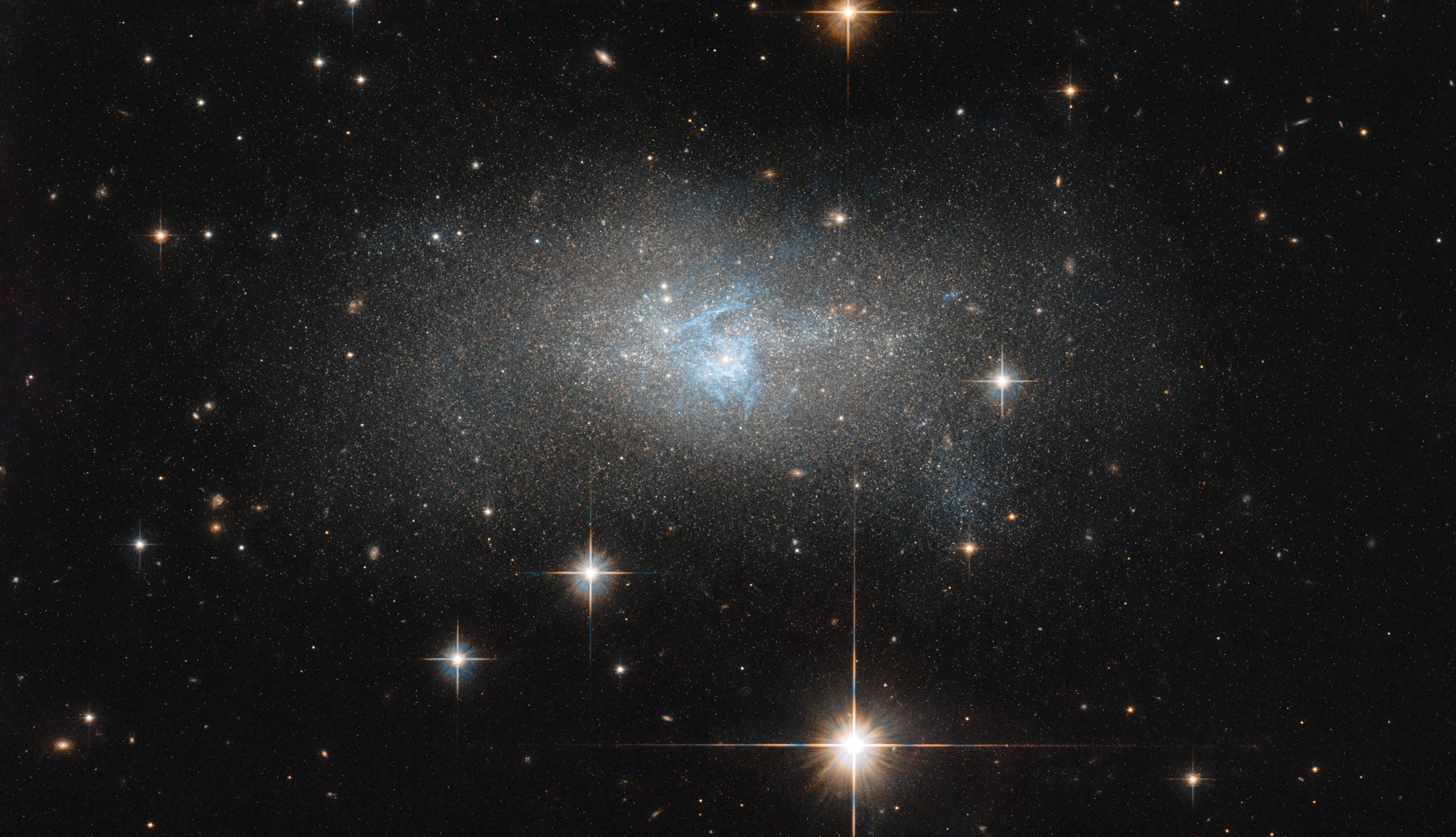 NASA показало невероятный снимок карликовой галактики